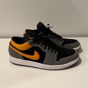 Mens size 10.5 Nike AJ1 low